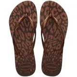 Sandalias Havaianas modelo Slim Animals, tipo chancletas, con estampado animal print en tonos marrón y café, y tiras finas marrones metalizadas.