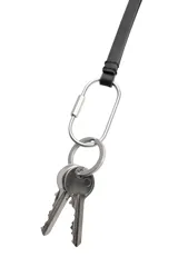 Llavero tipo colgante fabricado en piel negra, con anillas y mosquetón metálicos en color plateado.