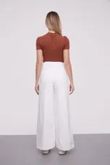 Pantalón de jean blanco, de corte ancho y tiro alto.