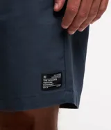 Bermuda verde claro texturizada, con cintura elástica ajustable con cordón, bolsillos laterales y traseros.