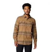 Camisa de manga larga Columbia, confeccionada en franela de algodón con un toque de elastano para mayor comodidad. Presenta un diseño de rayas horizontales en tonos tierra, cuello clásico, cierre frontal con botones y dos bolsillos en el pecho con solapa y botón.