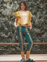 Blusa color mostaza con cuello redondo y mangas cortas con volados.