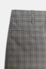 Shorts de tiro medio con diseño de cuadros, cuentan con trabillas en la cintura, bolsillos de vivo y cierre frontal con cremallera, botón y ganchos metálicos.