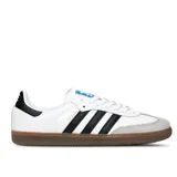 Championes Adidas Samba OG blancos con tres tiras negras a los costados y suela marrón de goma.