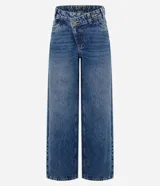 Pantalón wide leg de tiro medio confeccionado en denim de algodón. Presenta un diseño de cintura cruzada con cierre tradicional, trabillas para cinturón y bolsillos funcionales.
