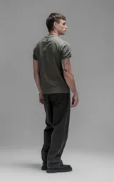 Remera de calce slim fit, confeccionada en jersey de algodón, con cuello redondo y mangas cortas con terminación en rib.