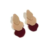 Par de aros colgantes con piezas irregulares en color beige, rosa y borgoña.