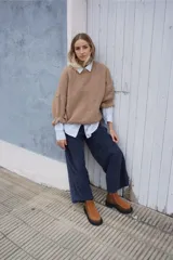 Sweater de tejido de punto color tostado, con cuello redondo, mangas largas abullonadas y puños ajustados.