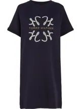 Vestido azul marino de corte recto con cuello redondo y mangas cortas. Estampado frontal con el logo de Tommy Hilfiger con detalles de cuerdas.