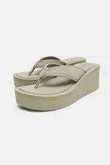 Sandalia de plataforma color negro, con diseño de dedo tipo ojota y suela alta corrida.