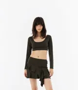 Crop top de manga larga en color verde militar, con escote redondeado y ajuste al cuerpo.