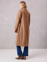 Tapado largo de lana Michael Kors, de corte recto y silueta estructurada. Presenta cuello con solapas amplias, cierre frontal con botones y bolsillos laterales con tapa. Incluye forro interno a tono.