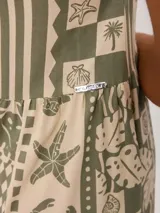Vestido largo sin mangas de color verde militar, con tirantes finos cruzados en la espalda, escote en V y diseño escalonado en la falda con estampado geométrico y motivos marinos.