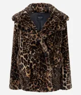 Campera corta de pelo sintético con estampado animal print de leopardo. Presenta un diseño estructurado con cuello amplio y solapas, ideal para un look sofisticado.