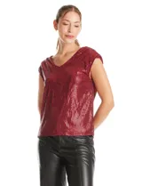 Blusa de lentejuelas color marrón chocolate, con escote en V y diseño sin mangas. Cuenta con forro interno a tono.