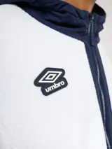 Campera de polar blanca con capucha y detalles en azul marino, con cierre frontal completo. Presenta el logo de Umbro y el escudo del Club Nacional de Football en el pecho.