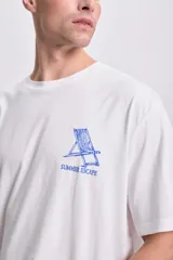 Remera blanca de corte amplio con estampa en la espalda que incluye texto y dibujo de una reposera.