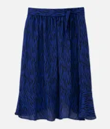 Pollera midi de crepé con estampa animal print cebra, elástico en la espalda, lazo lateral y volado en el bajo.