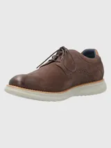Zapato de estilo casual confeccionado en cuero marrón con detalles de perforaciones decorativas tipo brogue. Cuenta con cierre de cordones, forro interior de cuero y una suela de goma EVA ligera y flexible con tecnología Flex.