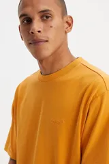 Remera de hombre color amarillo mostaza, de corte recto y mangas cortas. Tiene el logo de Levi's bordado en el pecho.