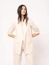 Blazer oversized color beige de corte recto, confeccionado en tela con lino.