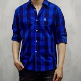 Camisa a cuadros azul con azul marino y azul, de algodón de alta calidad.