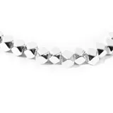 Colgante con cadena plateada y dije de esferas facetadas plateadas.