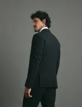 Ambo de corte slim fit compuesto por saco de dos botones y pantalón de vestir a juego. Confeccionado en tejido con elastano para mayor confort y movilidad.