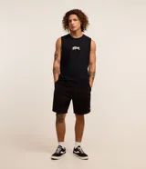 Bermuda masculina de sarga lavada color negro, con bolsillos laterales y traseros, y diseño cómodo de corte recto.
