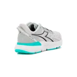 Championes de running Diadora Mythos Blushield Volo 3 W, color blanco y gris con detalles en negro y turquesa. Cuentan con suela de goma y tecnología Blushield.