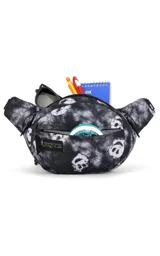 Riñonera negra de la marca JanSport, modelo Fifth Avenue, con parche frontal de la marca y cierres metálicos.