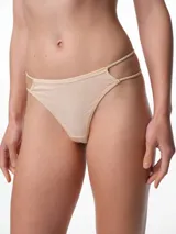 Tanga de algodón color beige, con diseño de tiro bajo y doble tira lateral fina. Cuenta con un fundillo de algodón para mayor comodidad.