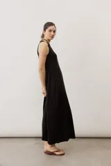 Vestido largo negro de corte holgado, sin mangas, con escote en V y bolsillos laterales.
