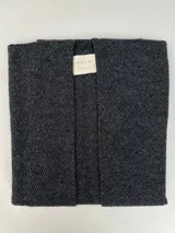 Ruana de punto color gris oscuro, con textura de tejido y diseño holgado.