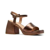 Sandalia de cuero dorada con plataforma y taco cuadrado.