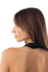 Top halter de gamuza ovina color crudo con cuello alto trenzado en cuero negro y detalles a contratono.