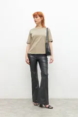 Remera verde oliva de manga ranglán con botón en el puño.