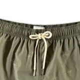Short de baño Von Braun color verde oliva con estampado sutil de palmeras. Cuenta con cintura elástica con cordón ajustable, dos bolsillos laterales, un bolsillo trasero y red interior.