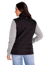 Chaleco acolchado de color negro con diseño de rombos, cierre frontal completo y bolsillos laterales con cierre. Presenta cuello alto y es resistente al agua y al viento.