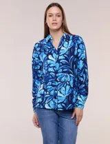 Camisa de gasa color azul marino con estampado floral en tonos azules y celestes, cuello camisero con solapa, escote en V y cierre frontal con botones.