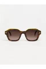 Lentes de sol Tiwi modelo Carole, con montura gruesa de acetato color marrón con efecto madera y borde superior amarillo. Lentes degradados marrones.