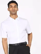Camisa de vestir blanca de manga corta, corte slim, con cuello de punta y cierre frontal de botones.