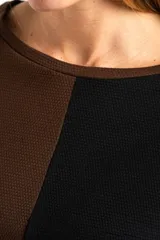 Sweater de algodón con diseño bicolor en bloques, combinando tonos marrón y negro. Presenta cuello redondo, mangas largas y una textura acanalada.