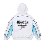 Campera con capucha Supreme estilo racing de color gris melange, con interior de corderito blanco, cierre frontal completo y bolsillos tipo canguro. Presenta múltiples parches y estampados de estilo automovilístico en el pecho y las mangas, además de detalles en color celeste y ribetes negros.