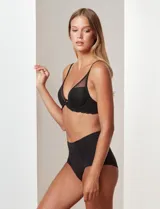 Panty de tiro alto confeccionada en lycra, con diseño liso y cobertura completa.
