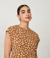 Musculosa de viscosa con estampado animal print de leopardo, cuello redondo y sisas amplias.