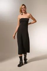 Vestido midi strapless de corte ajustado al cuerpo, confeccionado en tela de poliéster con cierre posterior.