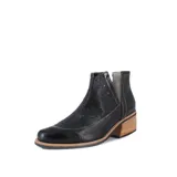 Botín negro de cuero con calados, forro de cuero, plantilla anatómica, taco foliado de suela natural y vira de suela natural cosida.