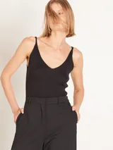 Top tejido color ladrillo con escote en V y breteles finos.