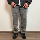 Jean de corte baggy en color negro con efecto lavado, de tiro medio y ajuste holgado en las piernas.